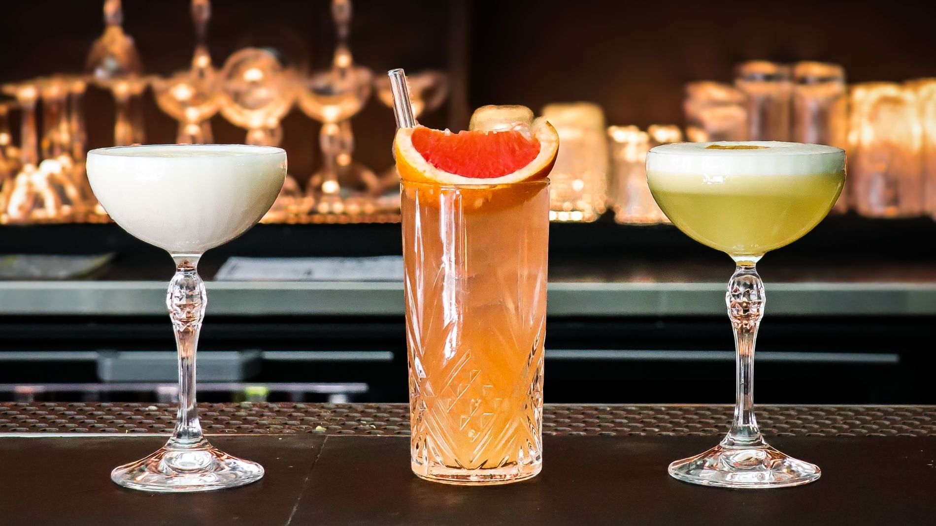 Trois cocktails sur le bar 